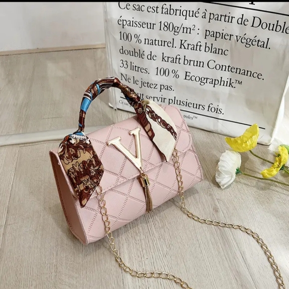 NWT !!:Beautiful Pink Argyle Embossed Crossbody Shoulder Bag with Scarf!!✨️💕✨️ - Picture 12 of 12